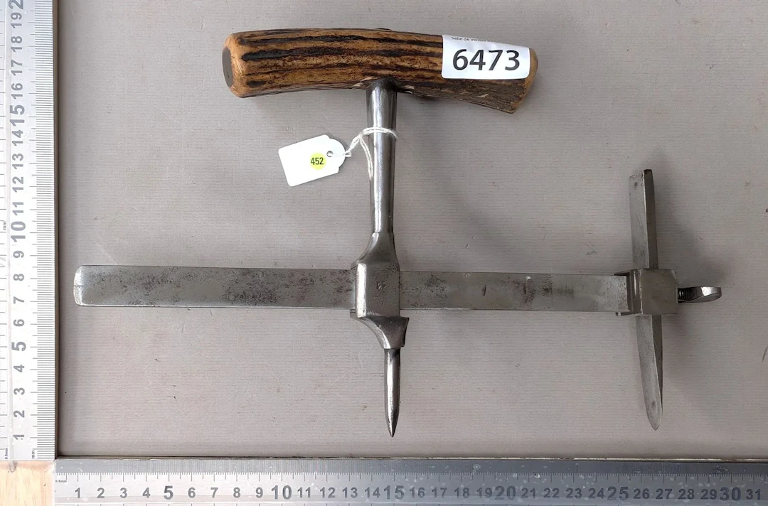 1 leather compass with washers—see photos for dimensions and condition