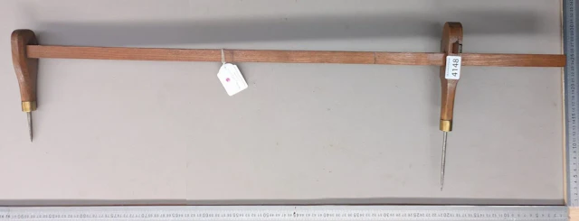 1 antique carpenter's compass—see photos for dimensions and condition