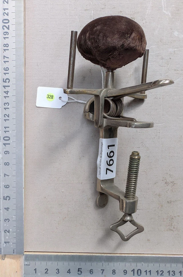 1 forged brass-steel needle holder - See photos for dimensions and condition