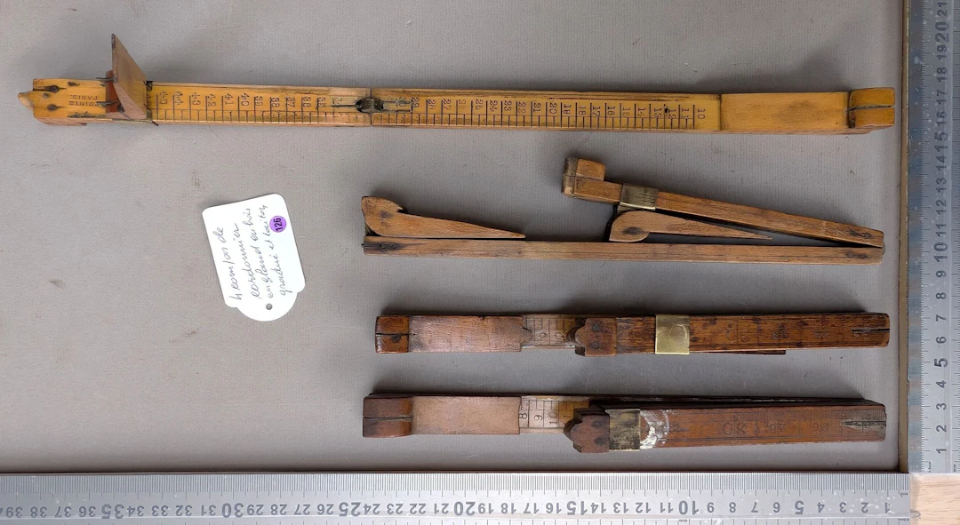 4 English shoemaker's compasses made of wood with graduations + brass—see