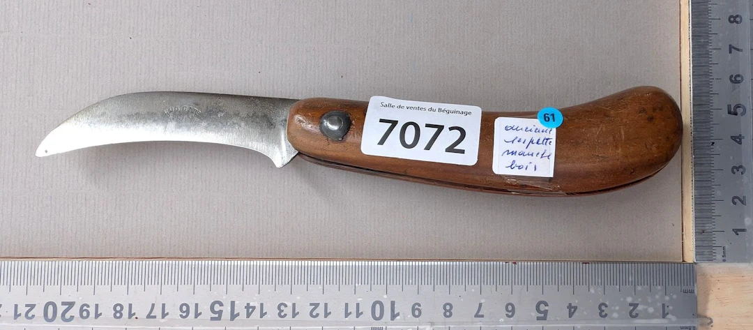 Antique pruning knife with wooden handle (folding) - See photos for