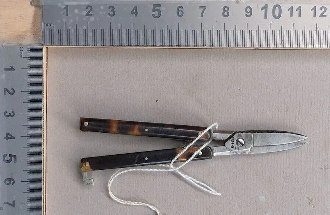 Small folding pocket knife made of tortoiseshell, 1880–1900 — See