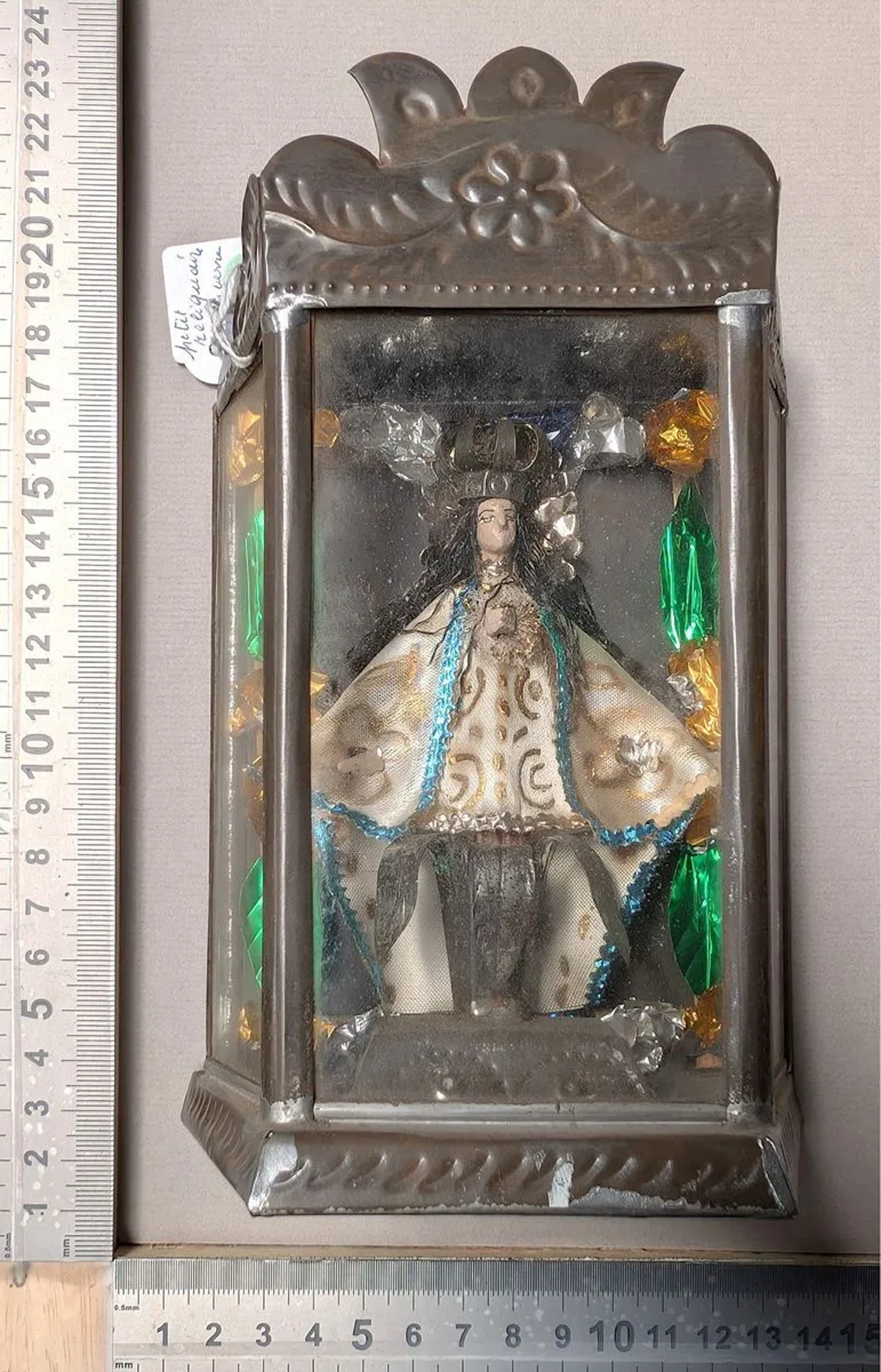 Small metal figurine with clothing - See photos for dimensions and condition