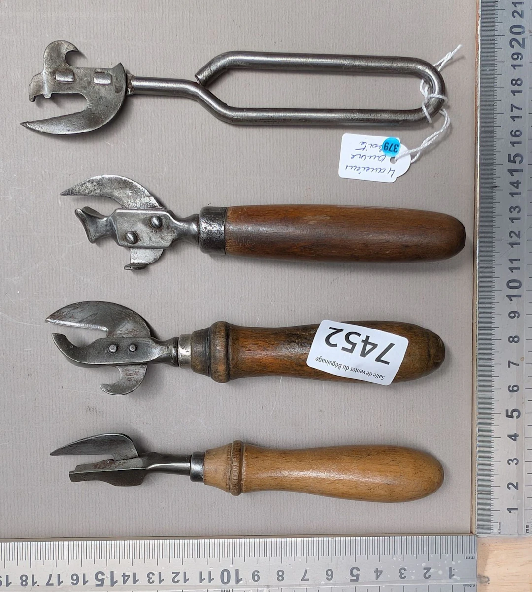 4 vintage can openers—see photos for dimensions and condition