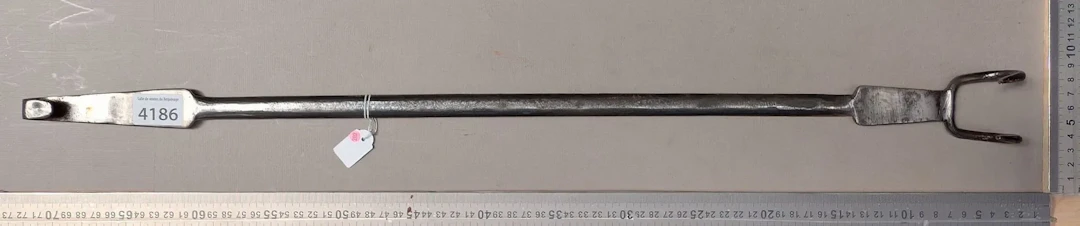 Antique kitchen utensil and fireplace - See photos for dimensions and condition