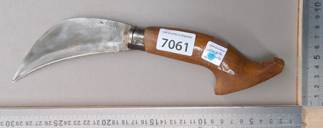 Antique pruning knife with wooden handle (folding) - See photos for