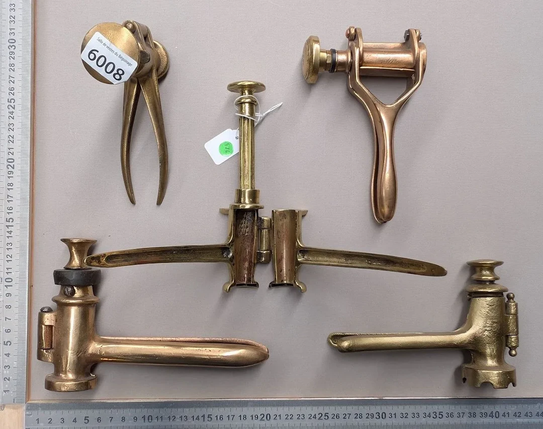 5 bronze lever-operated bottle cappers - See photos for dimensions