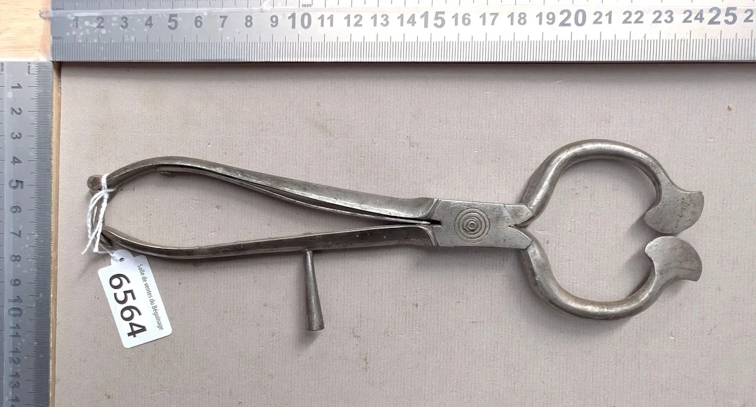 1 antique sugar tongs—see photos for dimensions and condition