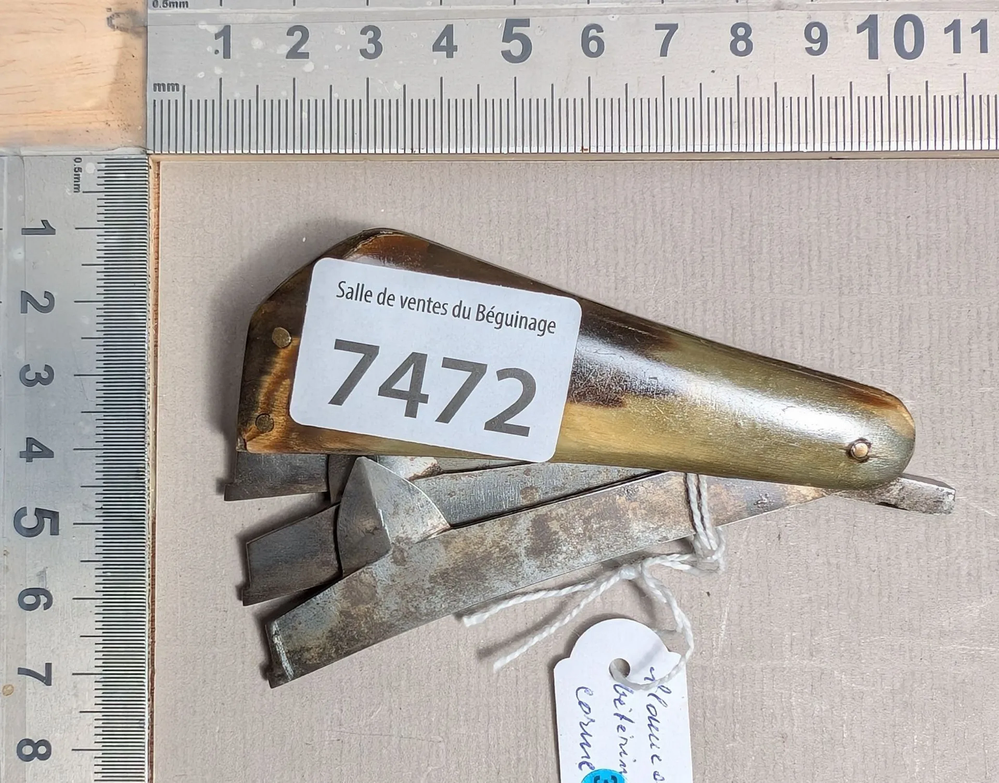 1 veterinary scalpel with 3 blades, A. ROUSSEAU, GEMBLOUX, horn handle—see