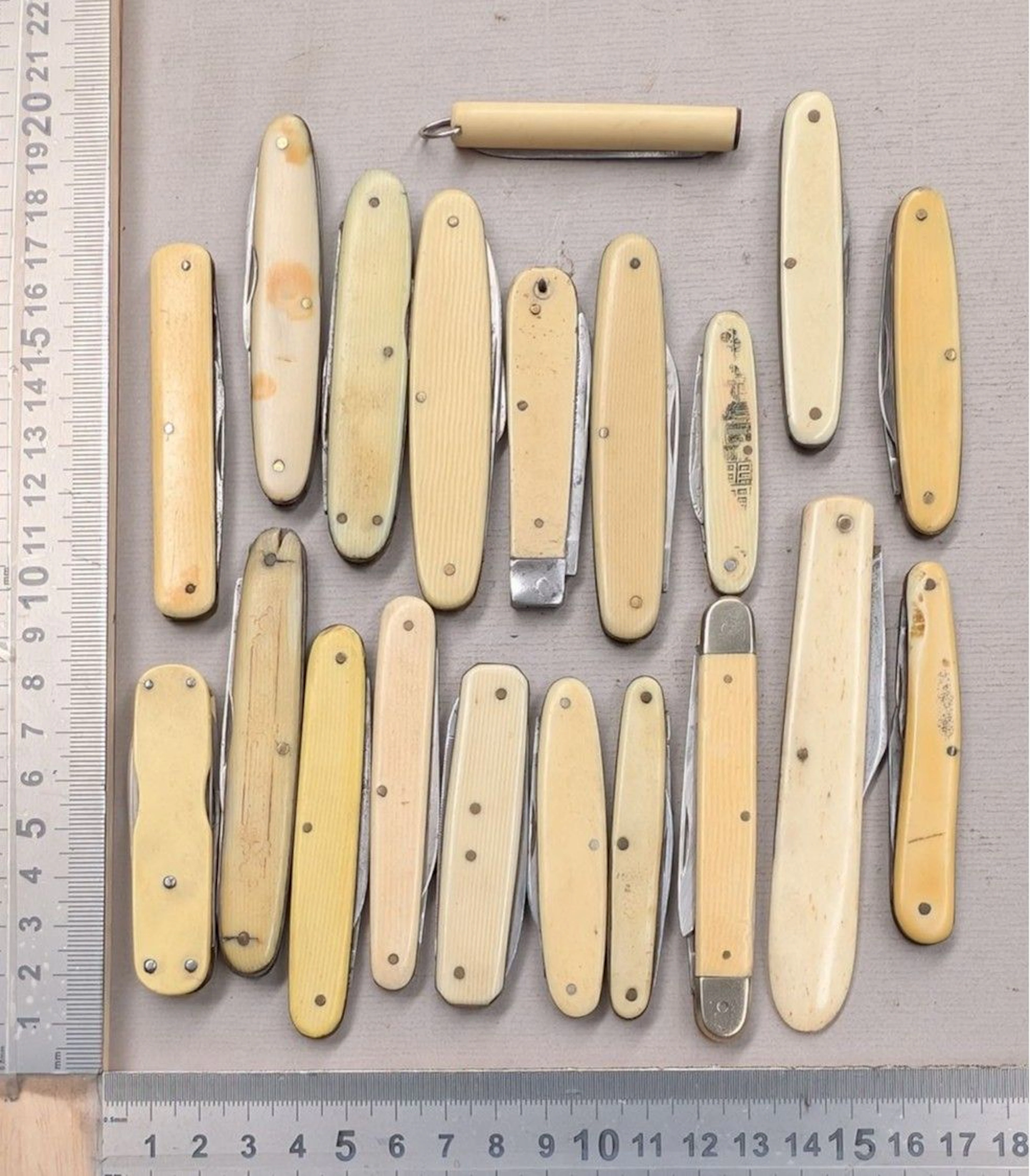 Set of 20 antique pocket knives, 1890–1900 — See photos for dimensions