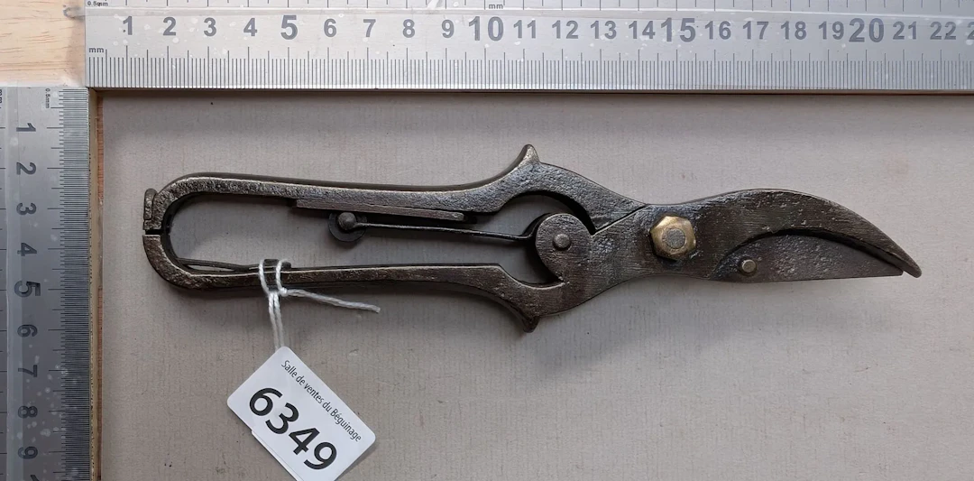 1 vintage spring-loaded pruning shears—see photos for dimensions and condition