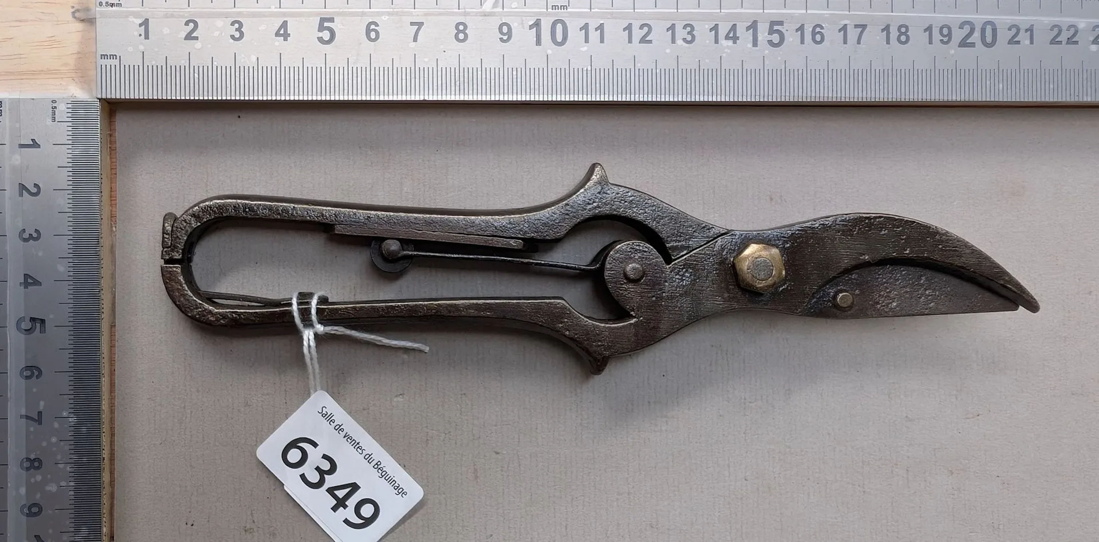 1 vintage spring-loaded pruning shears—see photos for dimensions and condition