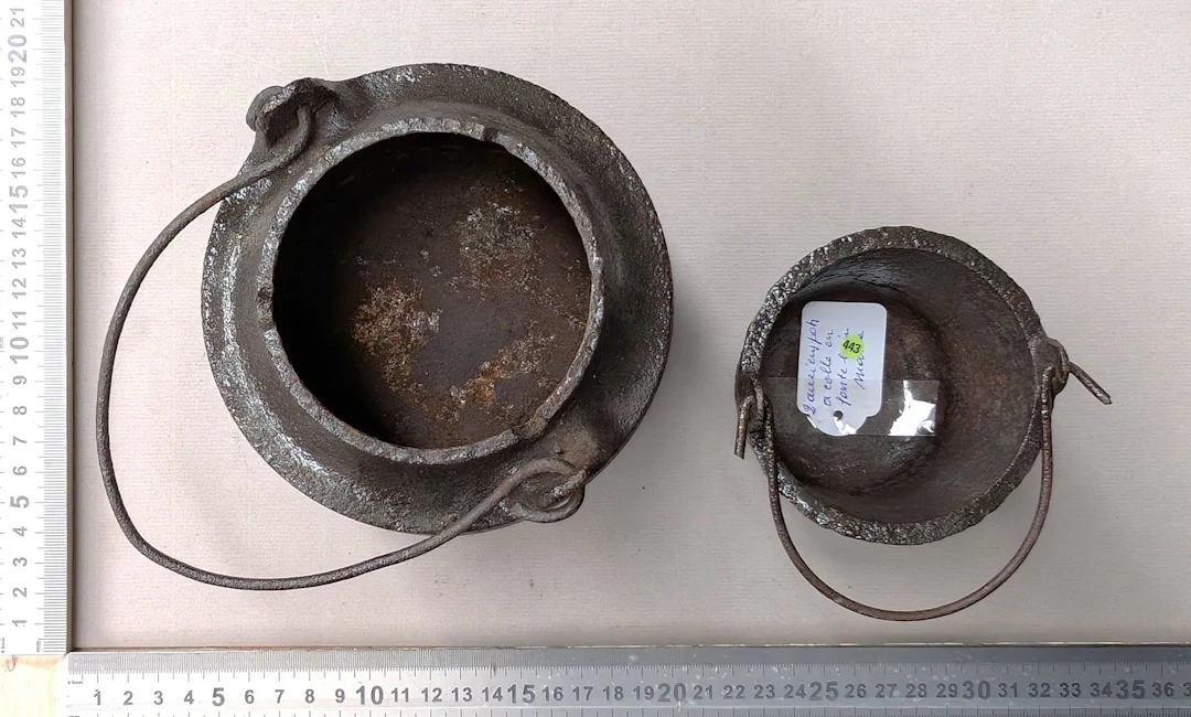 1 old glue jar—see photos for dimensions and condition
