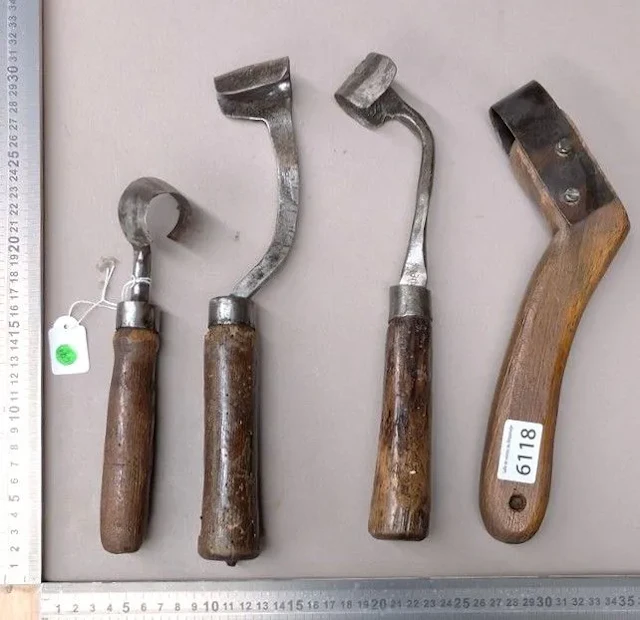 4 antique claws—see photos for dimensions and condition
