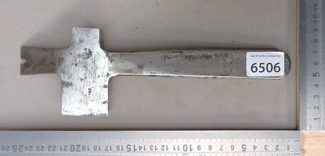 1 small antique multifunction axe—see photos for dimensions and condition