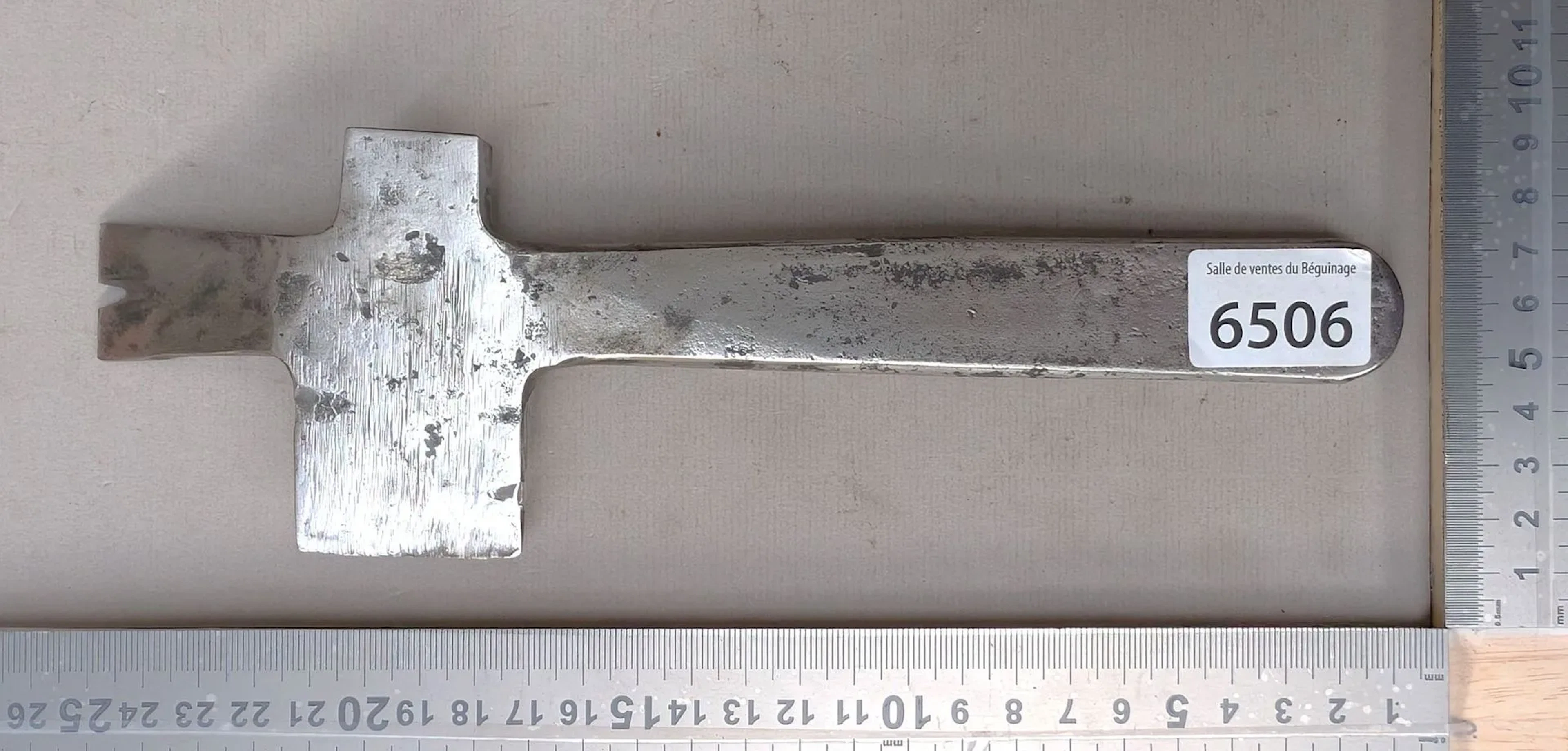1 small antique multifunction axe—see photos for dimensions and condition