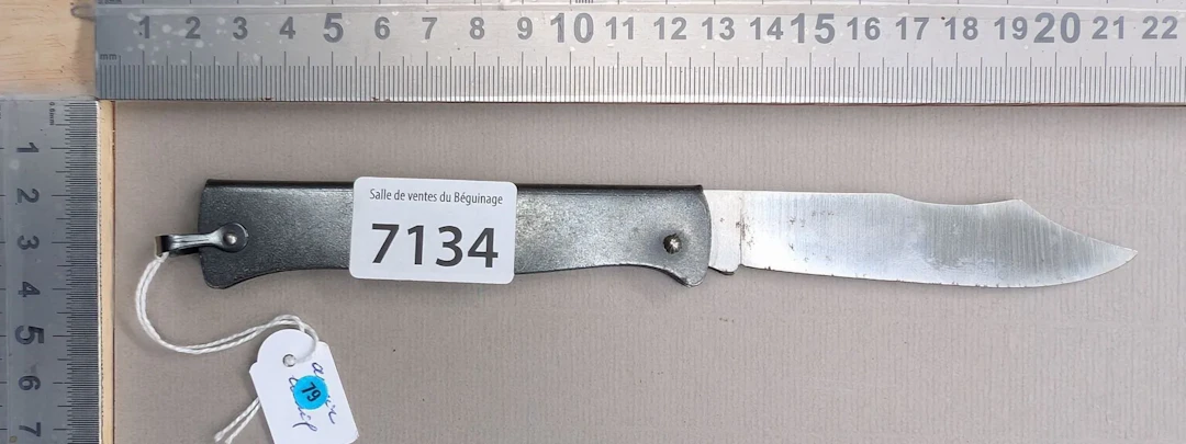 DOUK-DOUK Folding Knife (metal) - See photos for dimensions and condition