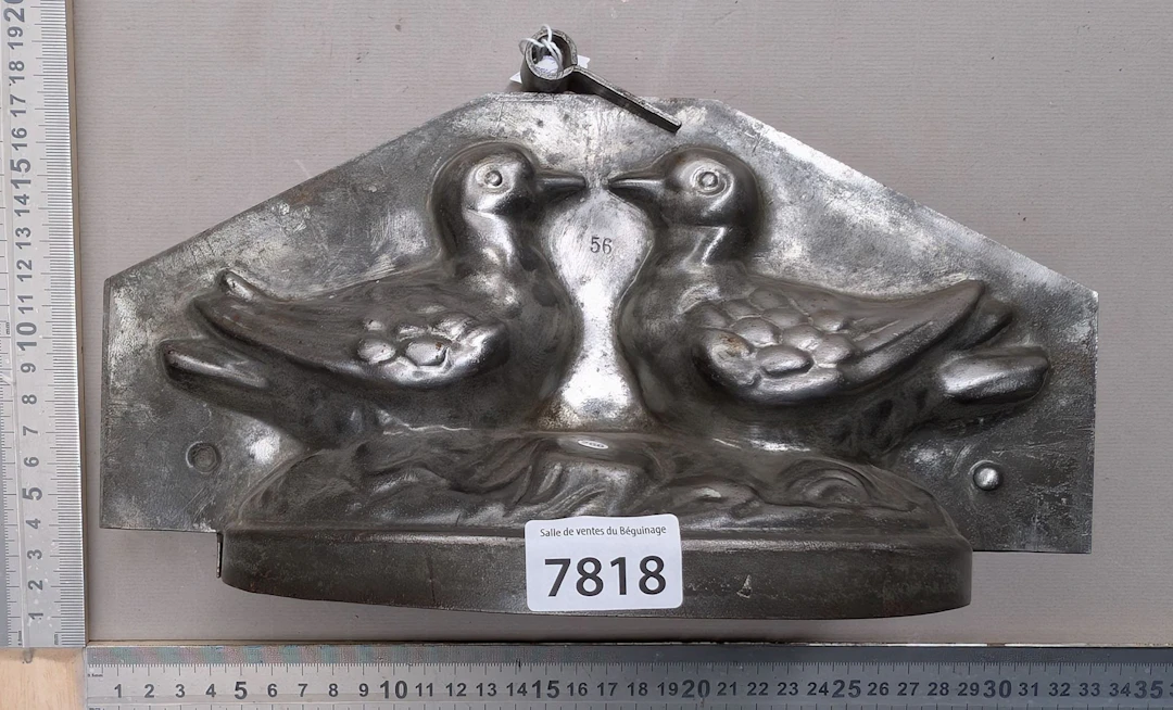 A 2-dove ice cream mold—see photos for dimensions and condition