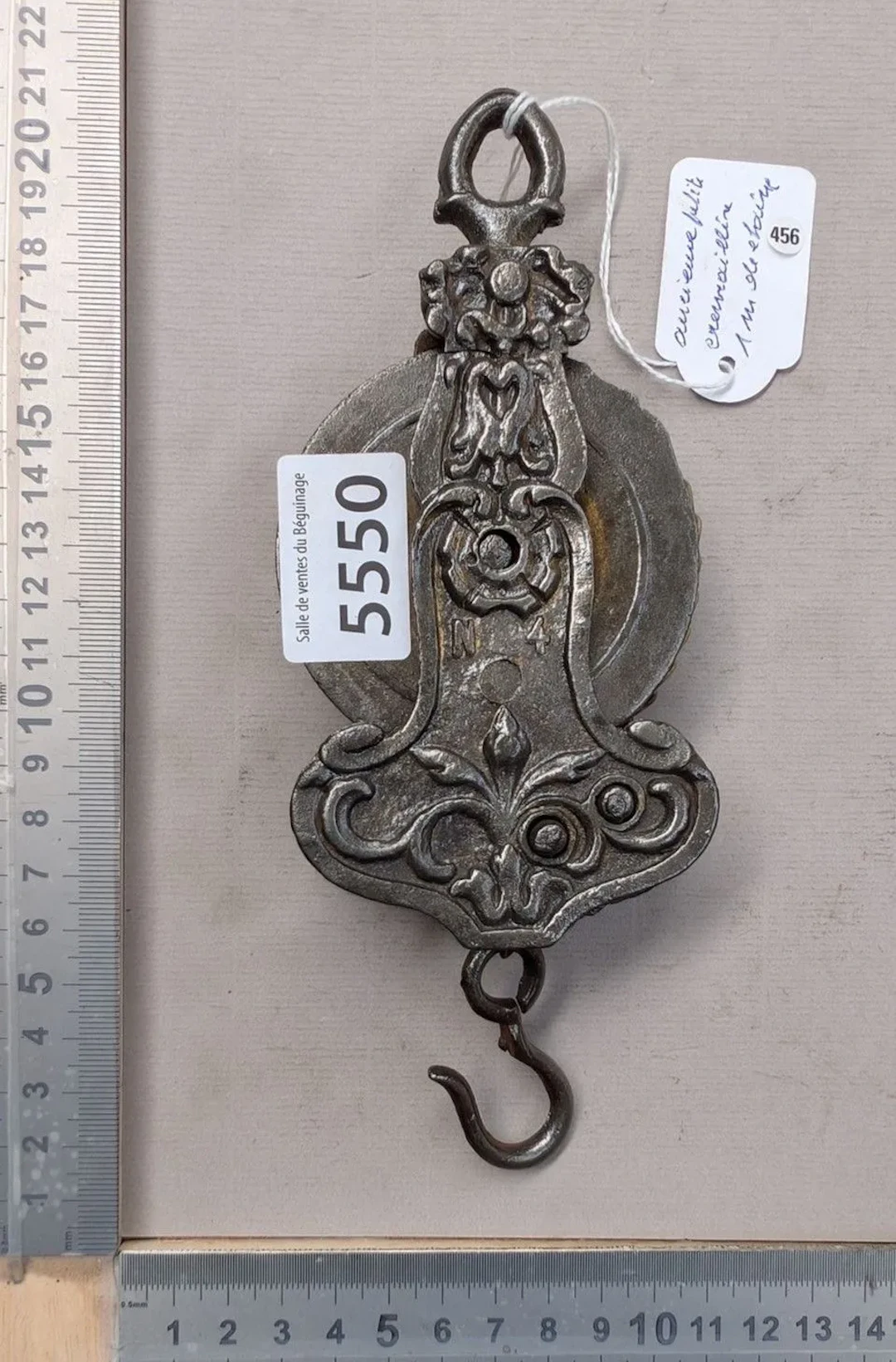 Antique small rack with a 1-meter chain—see photos for dimensions and condition