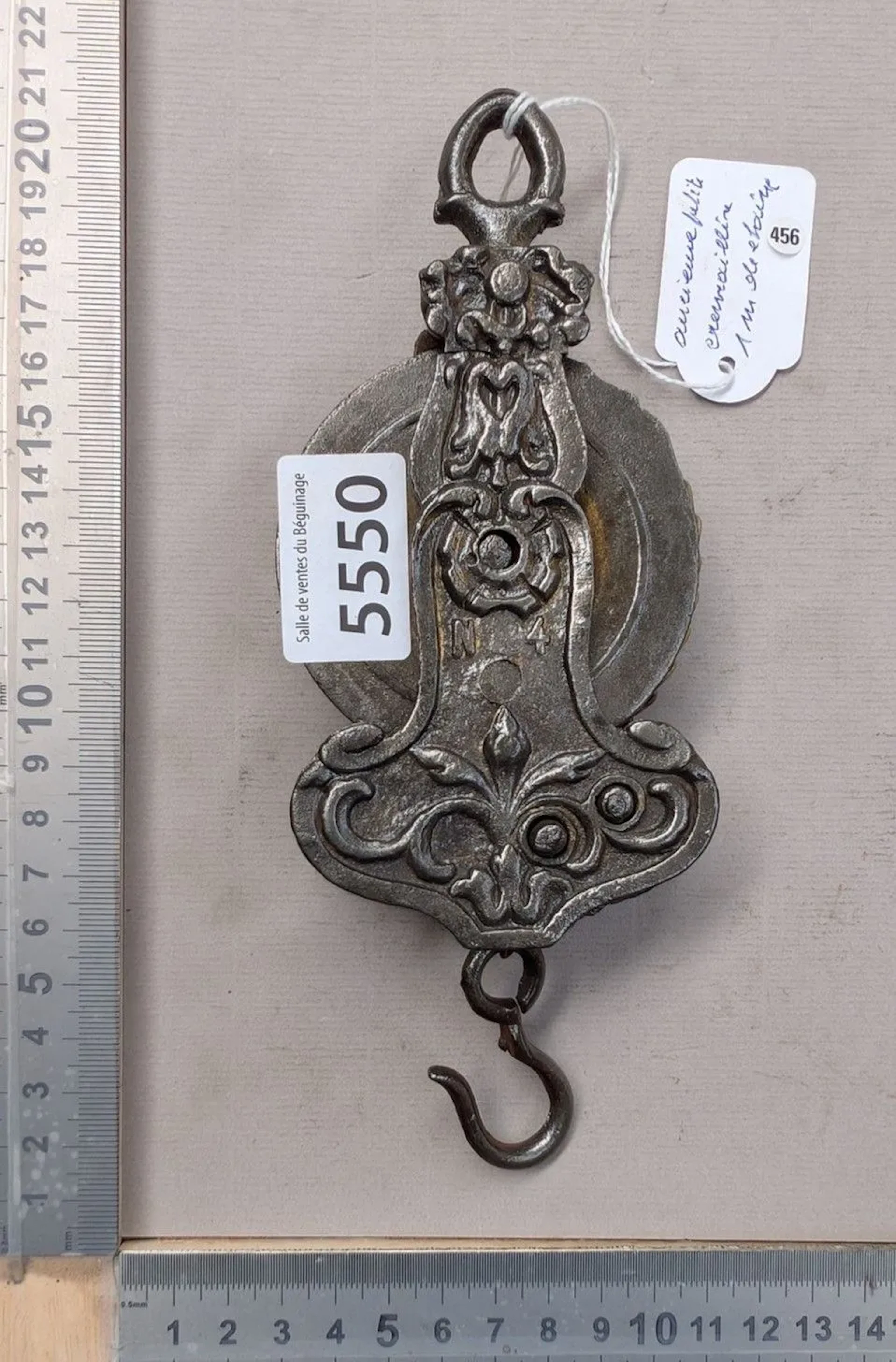 Antique small rack with a 1-meter chain—see photos for dimensions and condition