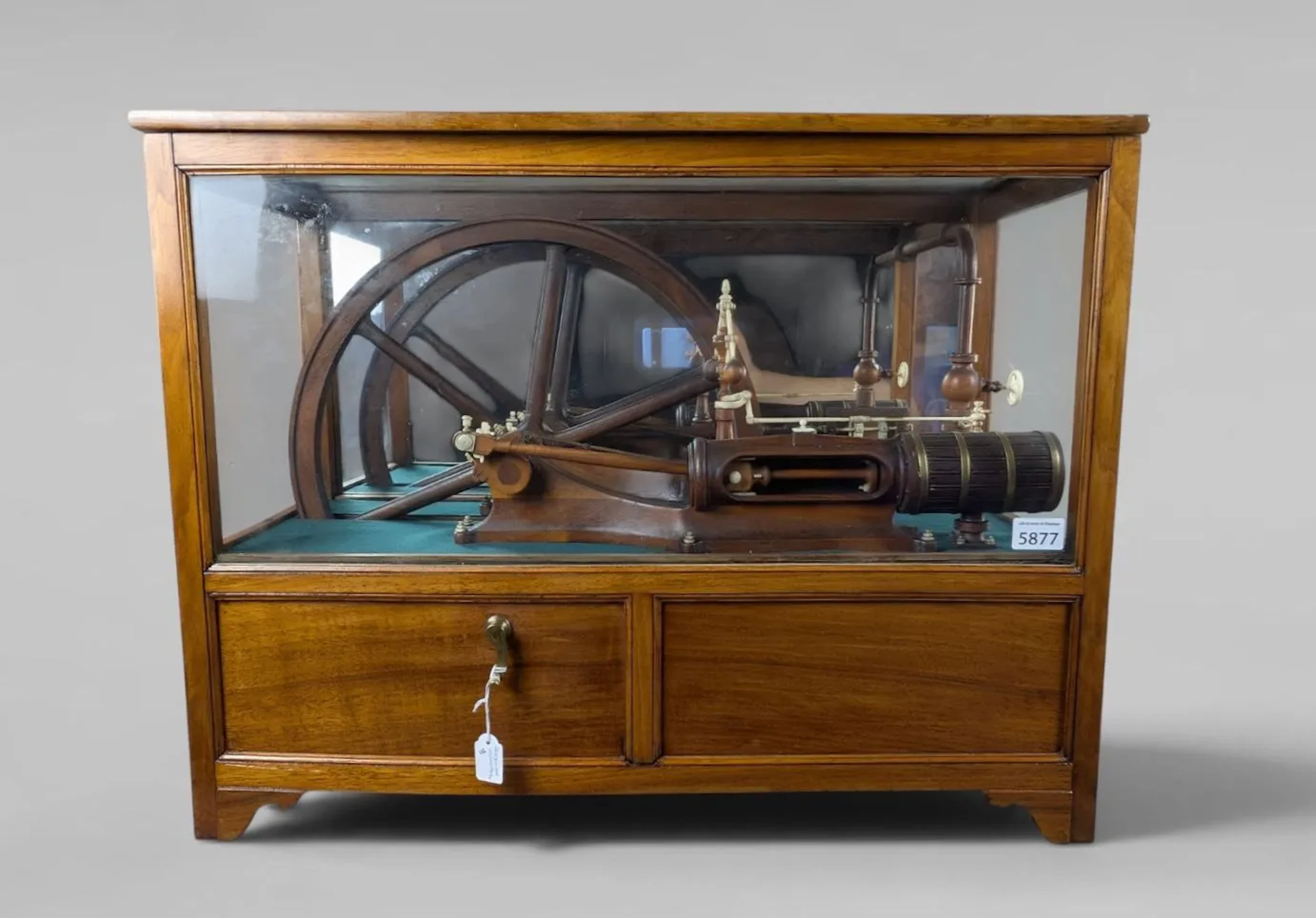 Model steam engine on a base (educational) - See photos for dimensions