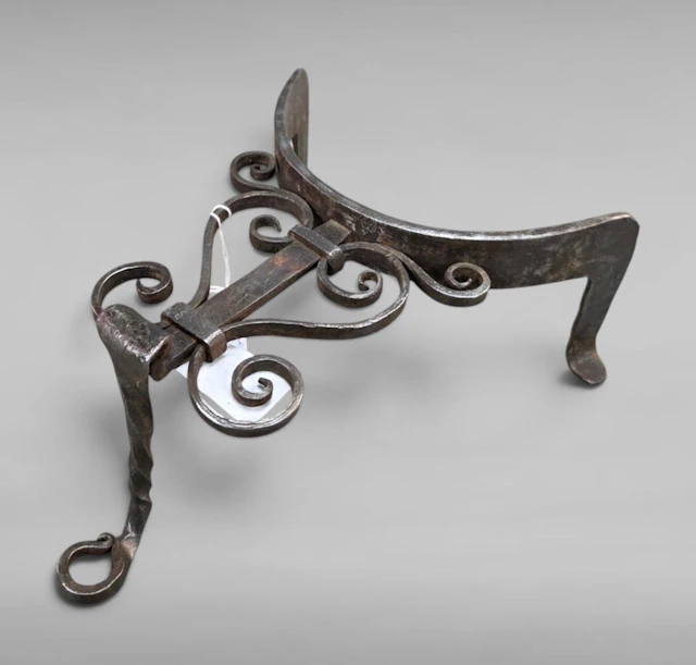1 18th-century wrought-iron pot stand - See photos for dimensions and condition