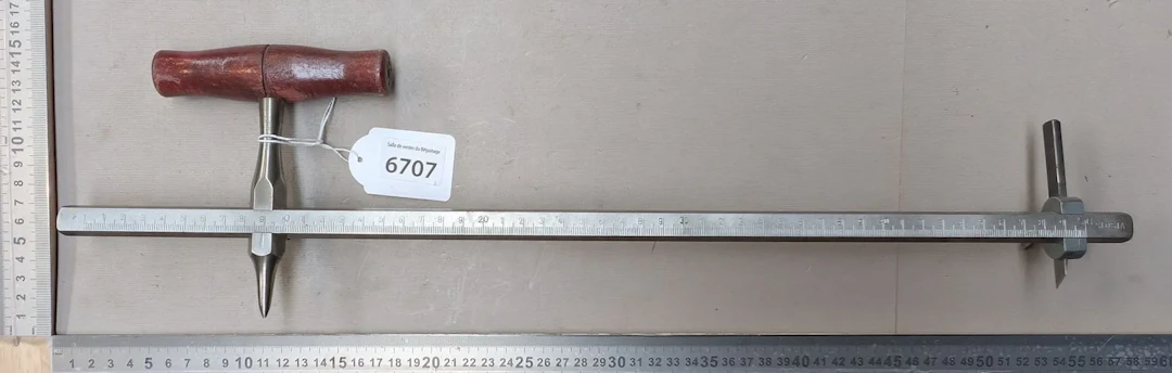 1 leatherworking compass with a washer—see photos for dimensions and condition