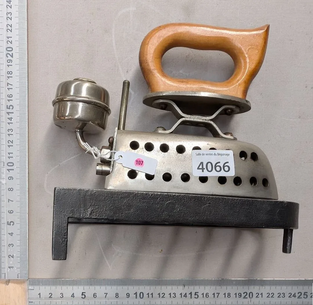 Vintage iron - See photos for dimensions and condition