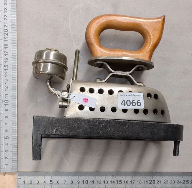 Vintage iron - See photos for dimensions and condition