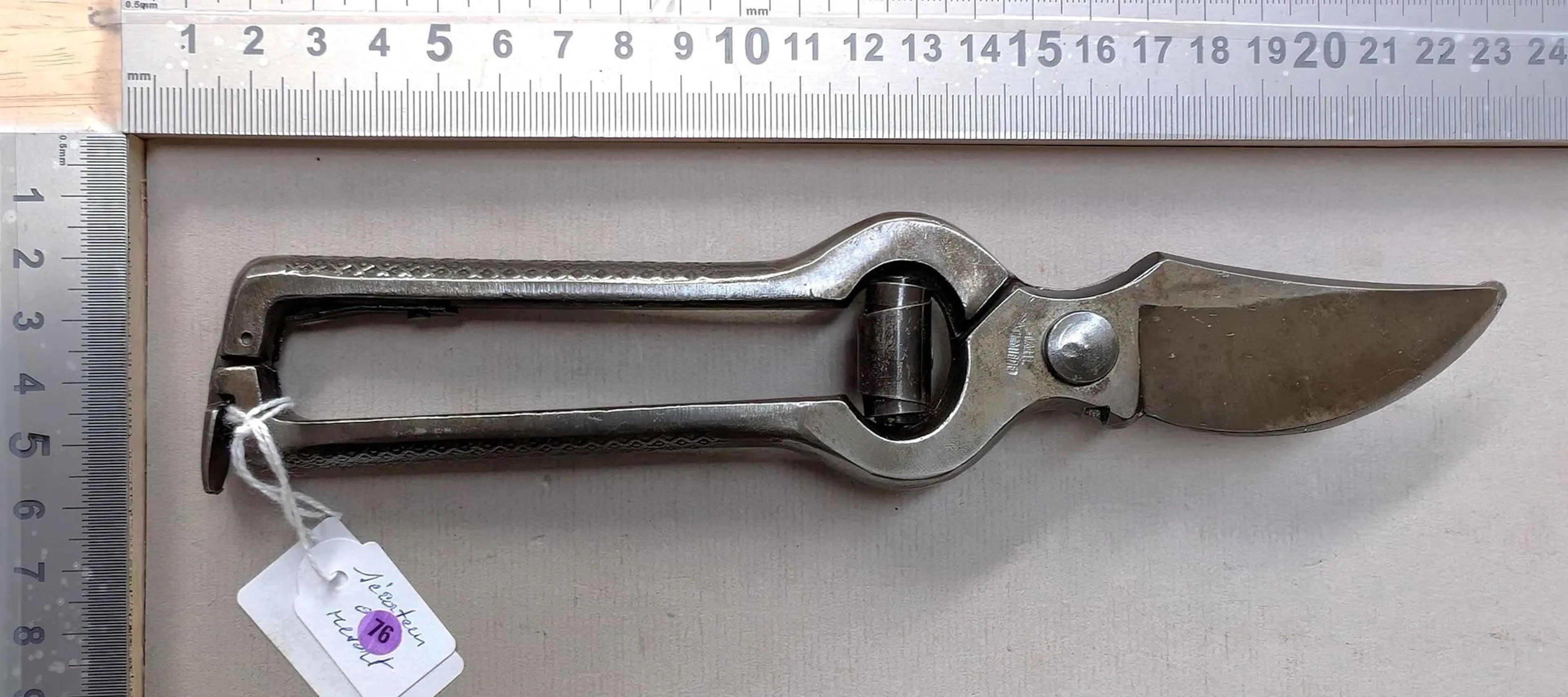 1 vintage spring-loaded pruning shears—see photos for dimensions and condition