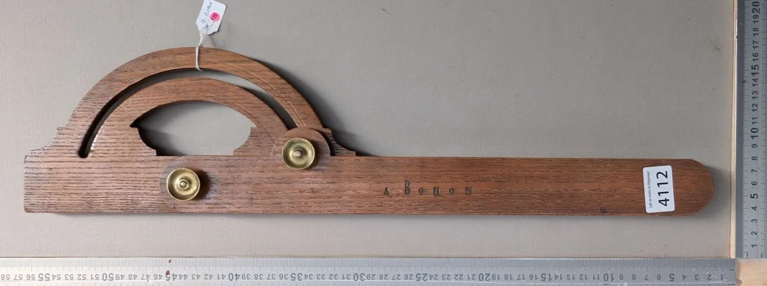 1 antique wooden protractor - See photos for dimensions and condition