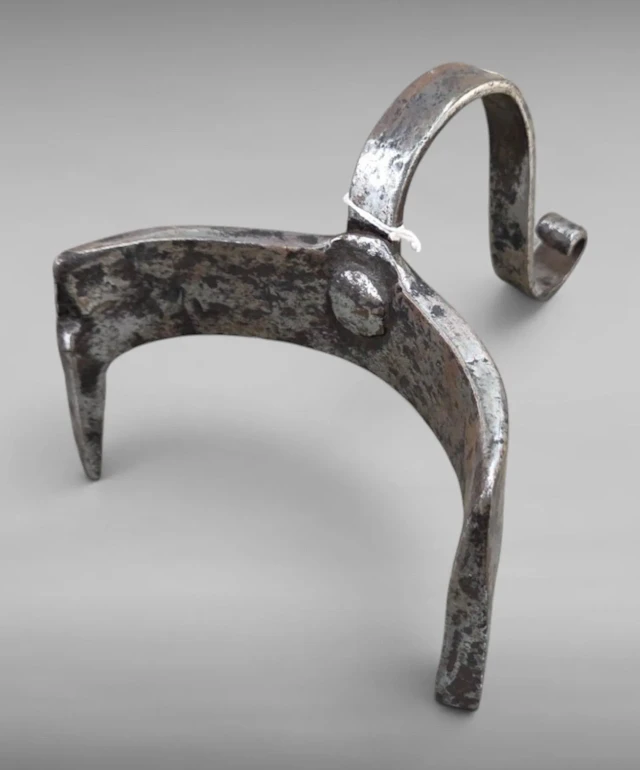 1 18th-century wrought-iron pot stand - See photos for dimensions and condition