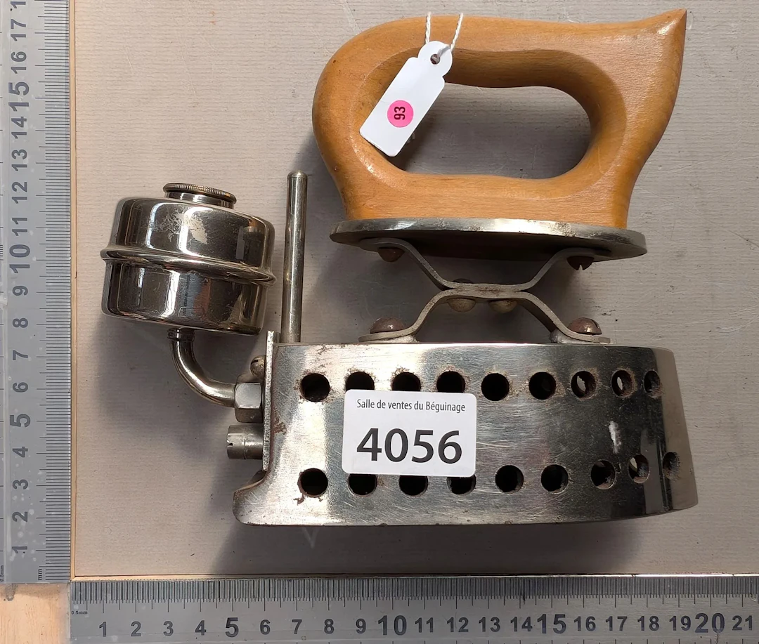 Vintage iron - See photos for dimensions and condition