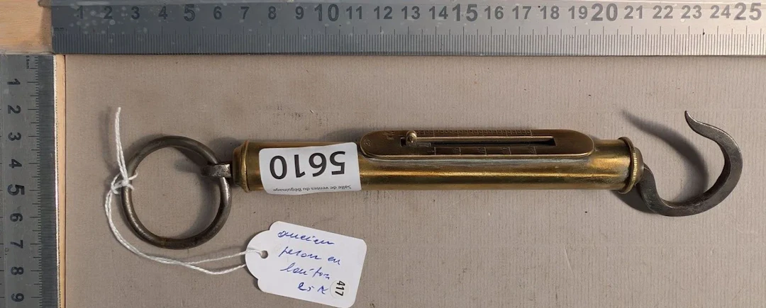 Vintage 25 kg brass scale—see photos for dimensions and condition