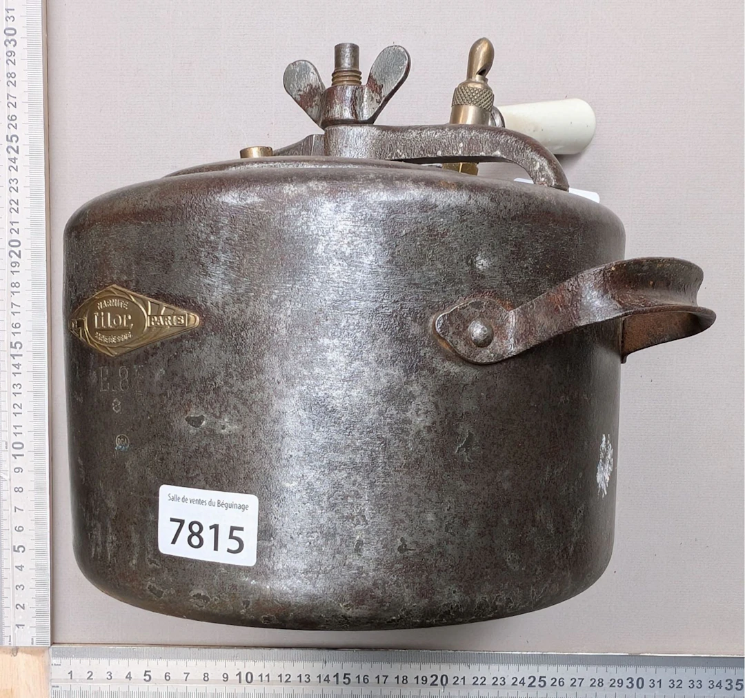 Vintage pressure cooker—see photos for dimensions and condition