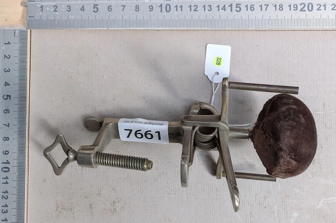 1 forged brass-steel needle holder - See photos for dimensions and condition