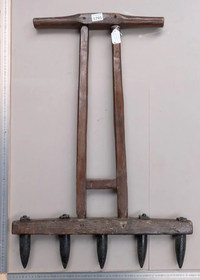 Vintage 5-tine rake - See photos for dimensions and condition