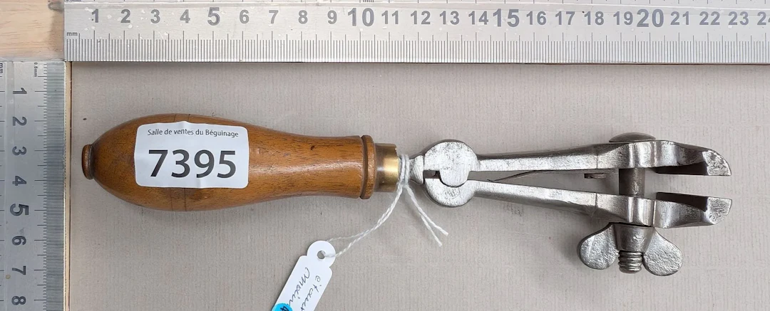 1 antique watchmaker's hand vise—see photos for dimensions and condition