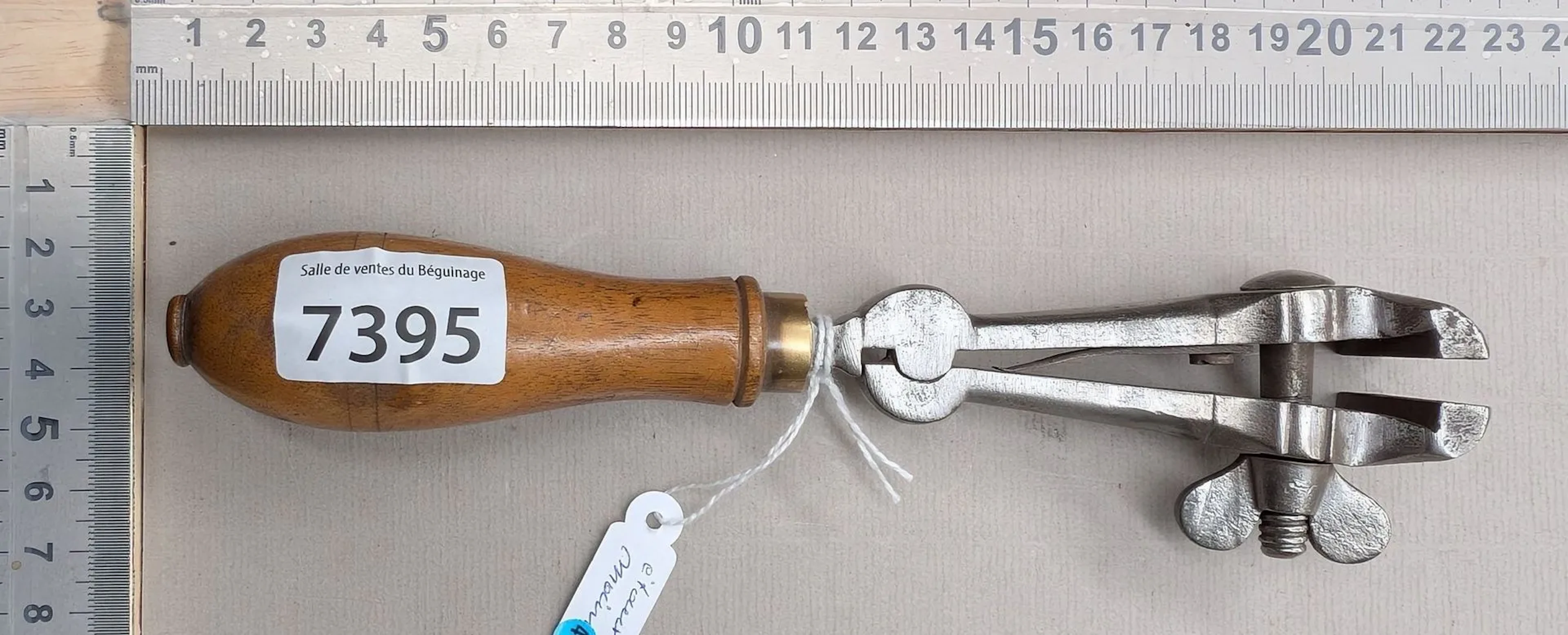 1 antique watchmaker's hand vise—see photos for dimensions and condition