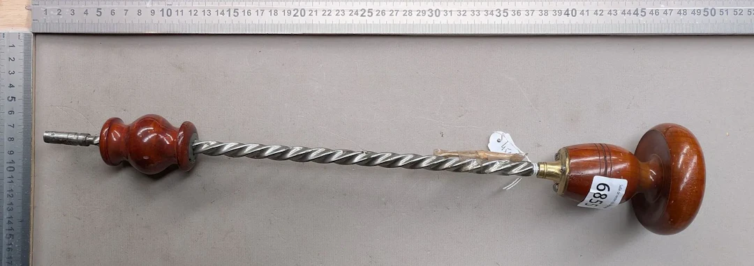 1 vintage spiral ratchet screwdriver—see photos for dimensions and condition
