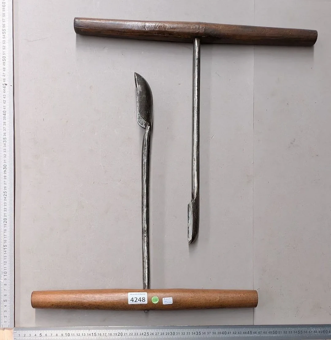 2 cobbler's tools—see photos for dimensions and condition