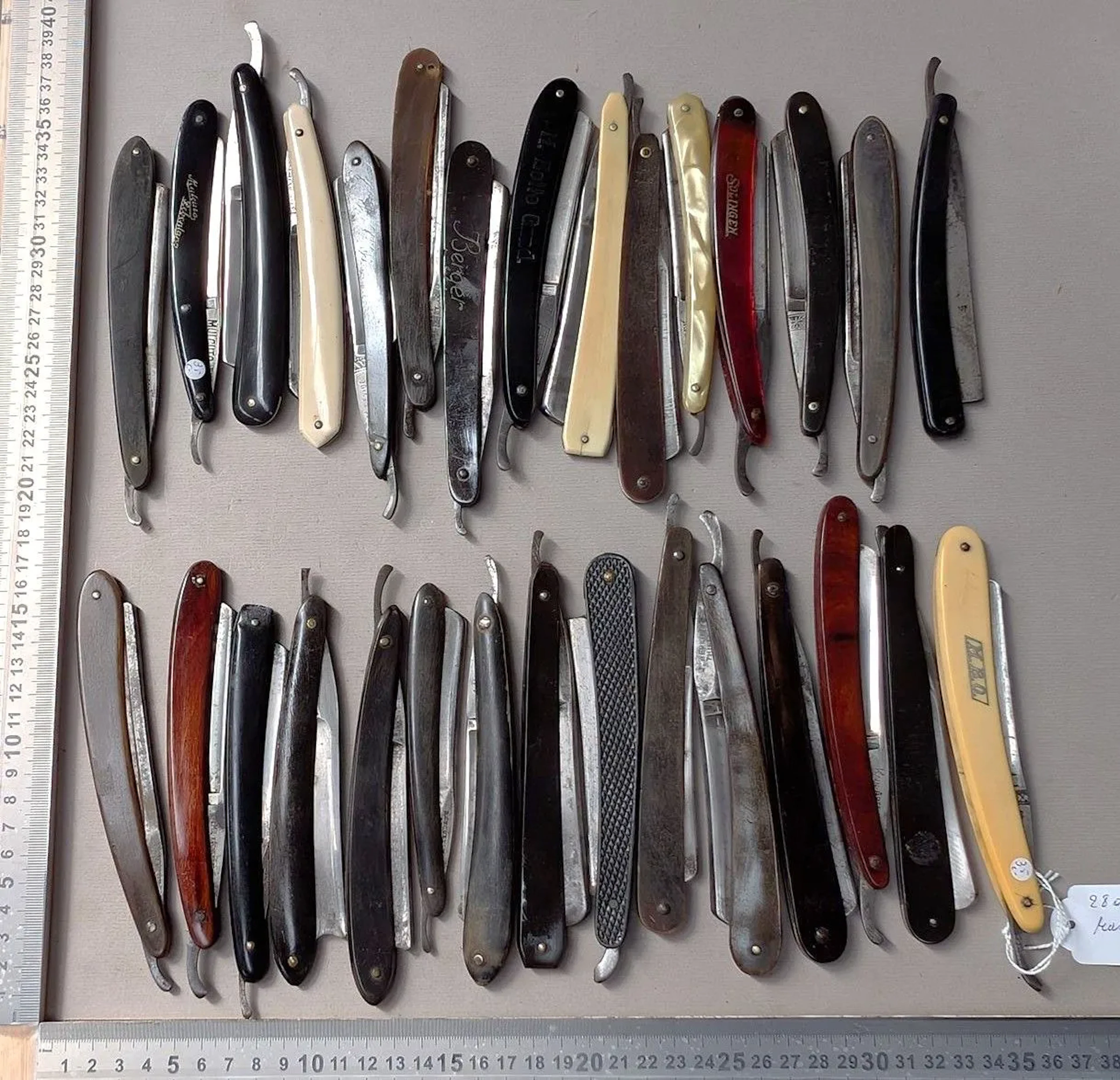 28 vintage razor blades - See photos for dimensions and condition