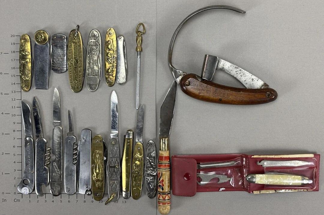 Set of antique knives or pocket knives—see photos for dimensions and condition