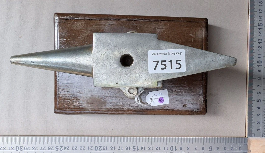 1 beautiful watchmaker's and jeweler's anvil, 2.100 kg, with an oak