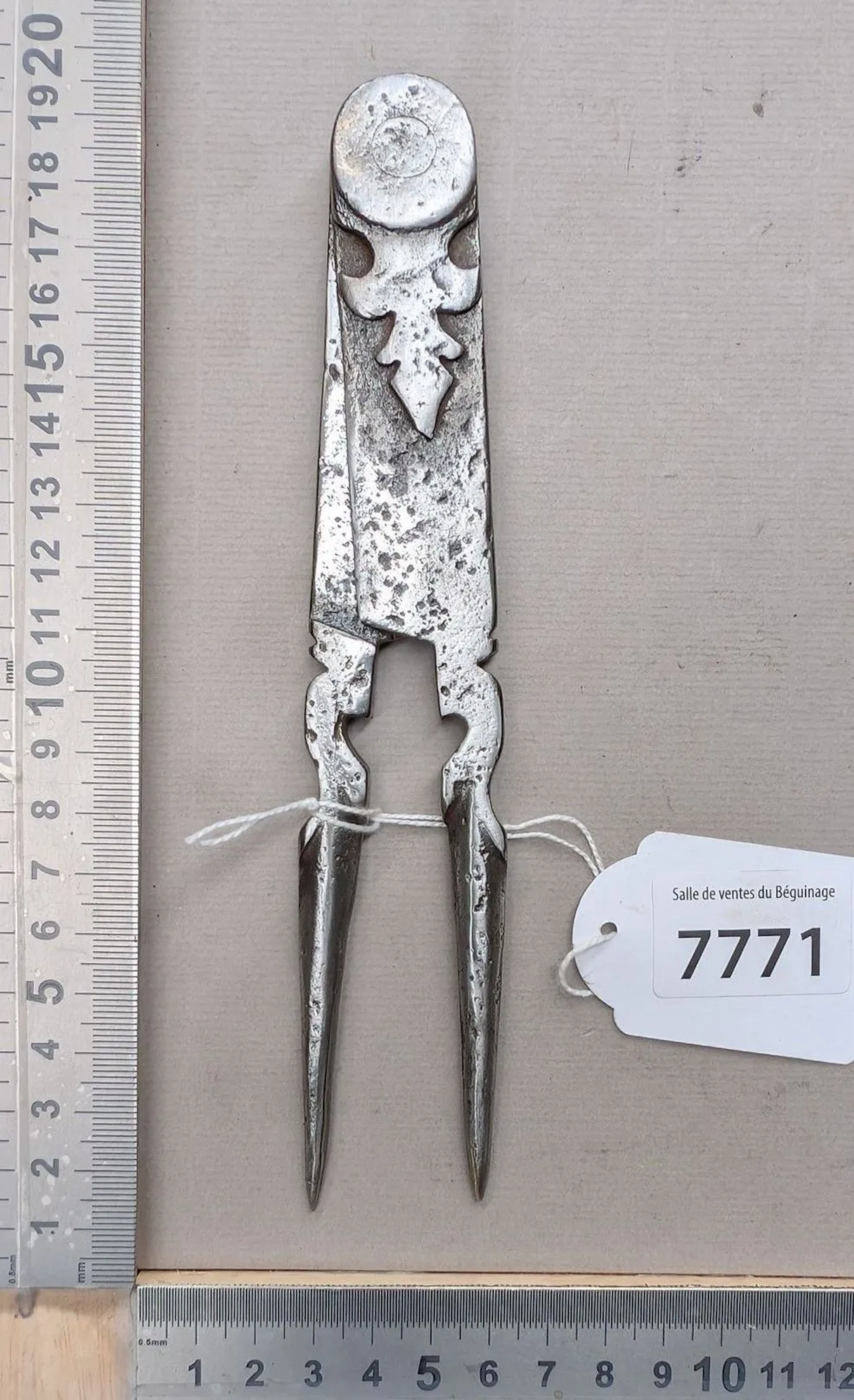 Rare small wrought-iron compass with fleur-de-lis on both sides, 18th