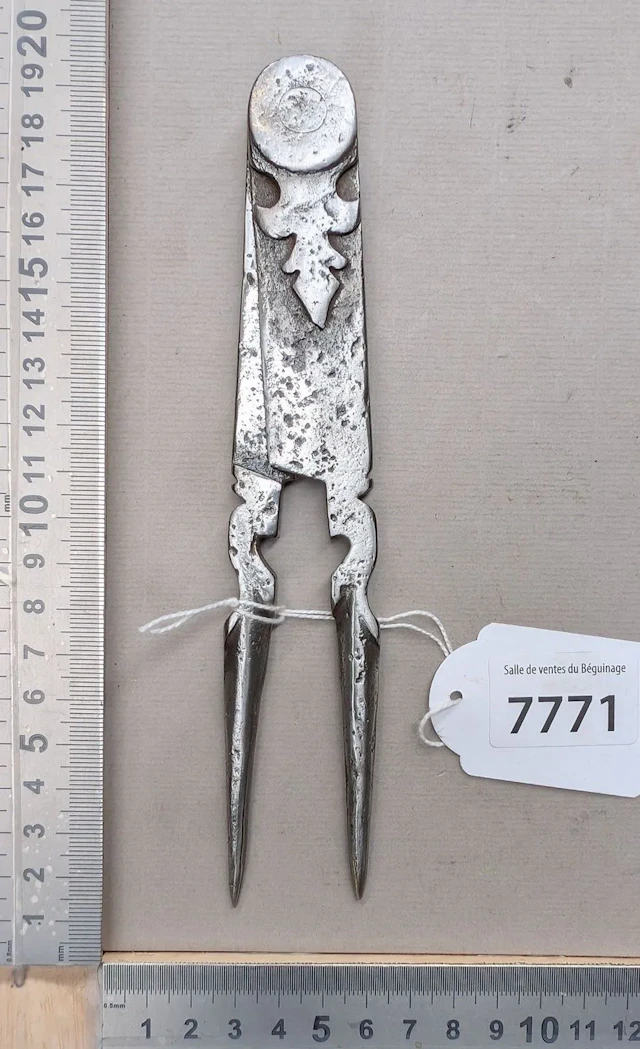 Rare small wrought-iron compass with fleur-de-lis on both sides, 18th