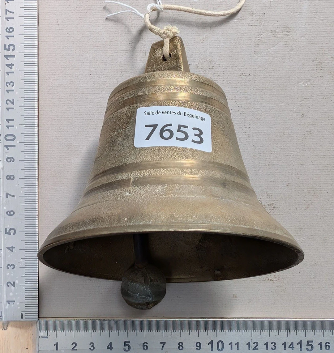 A very beautiful bronze bell—see photos for dimensions and condition