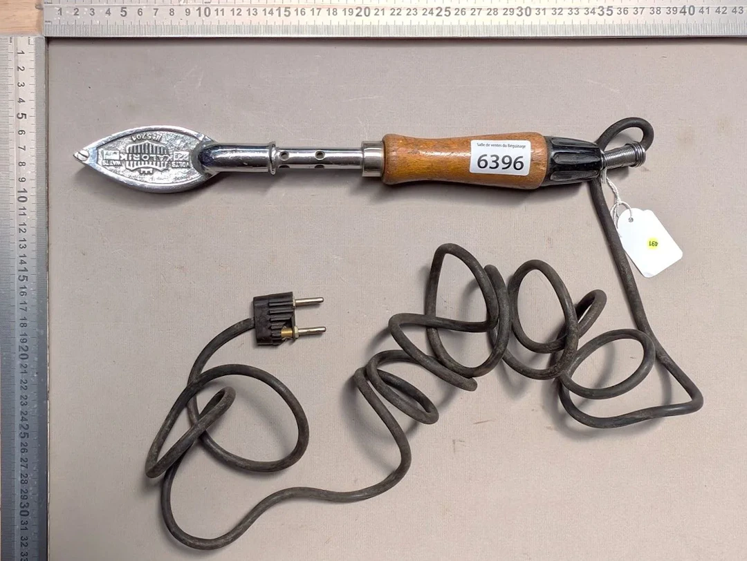 1 shoemaker's gluing iron—see photos for dimensions and condition
