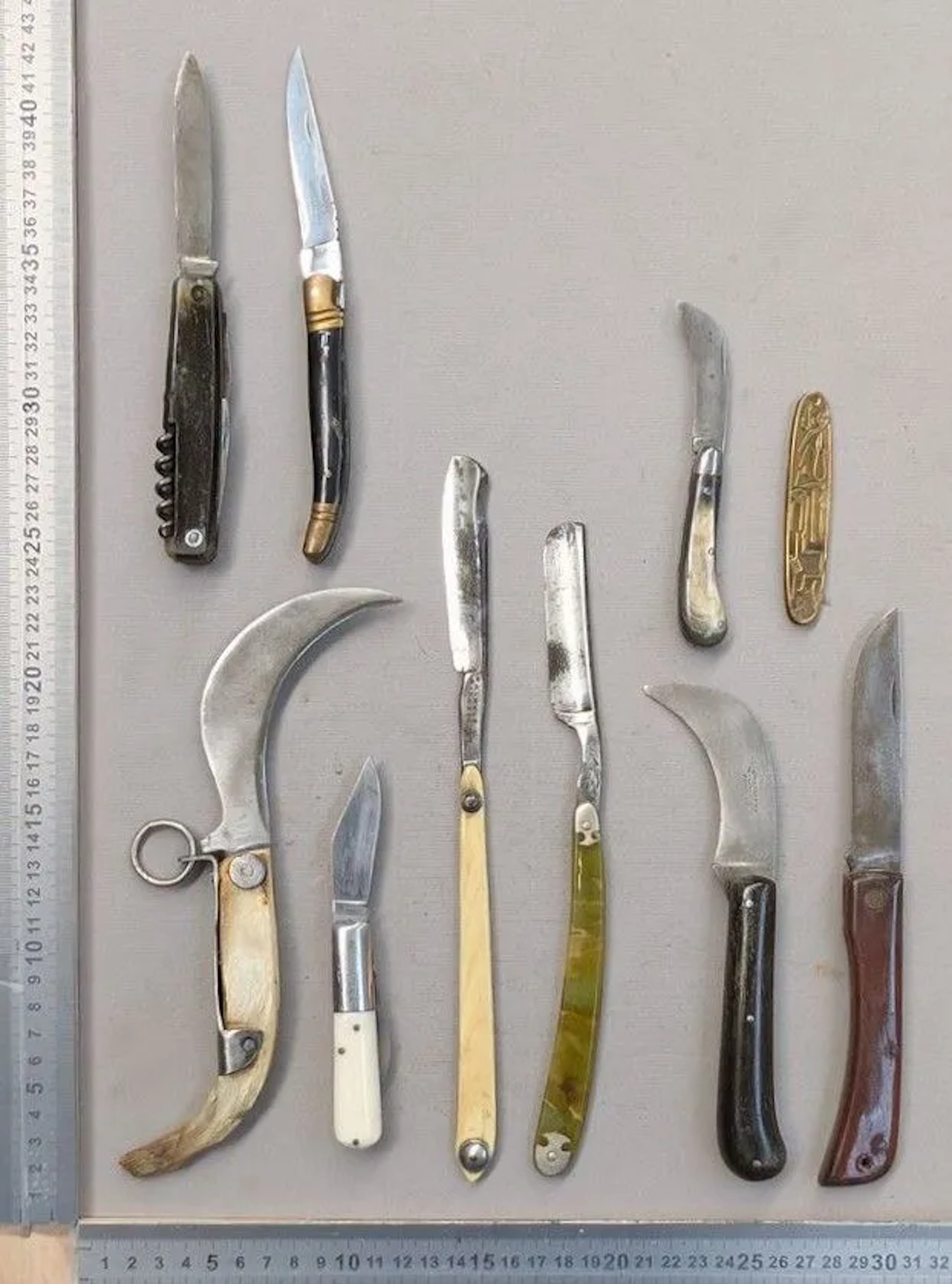 Set of antique knives or pocket knives—see photos for dimensions and condition