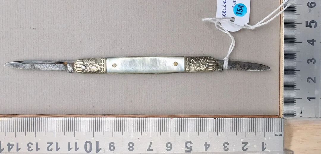Antique single-blade pocket knife—see photos for dimensions and condition